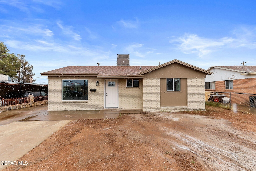 view of front of property