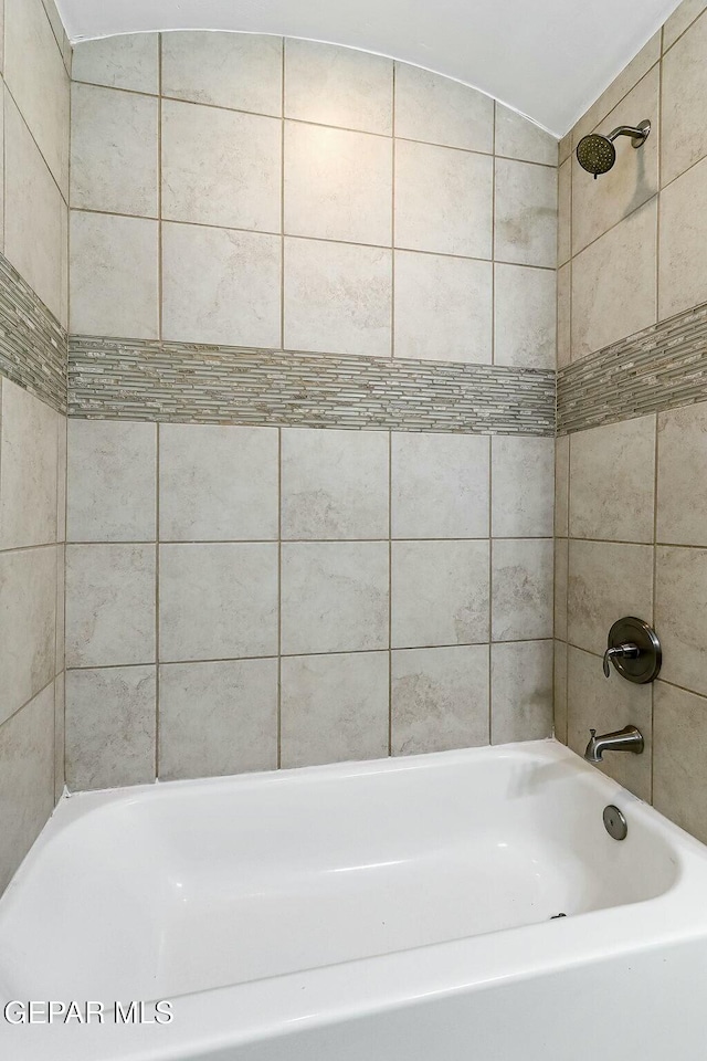 bathroom featuring tiled shower / bath combo