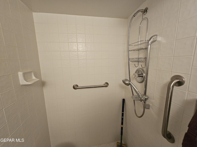 bathroom featuring tiled shower