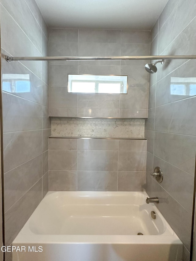 bathroom featuring tiled shower / bath combo