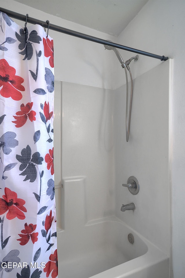 bathroom featuring shower / tub combo