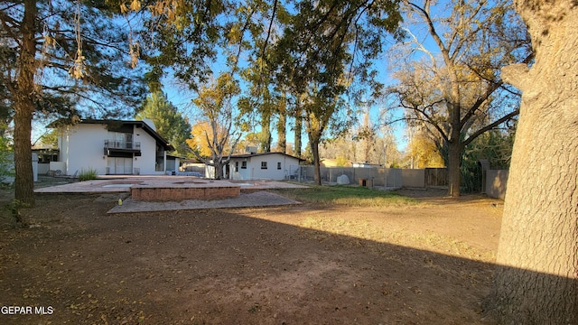 view of yard featuring a patio area