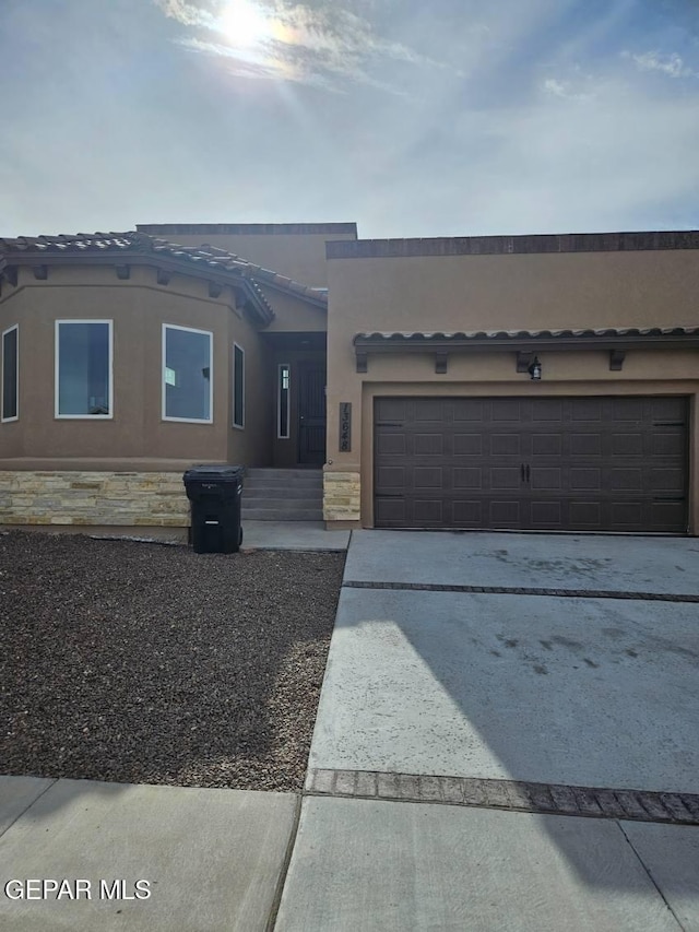 view of front facade featuring a garage