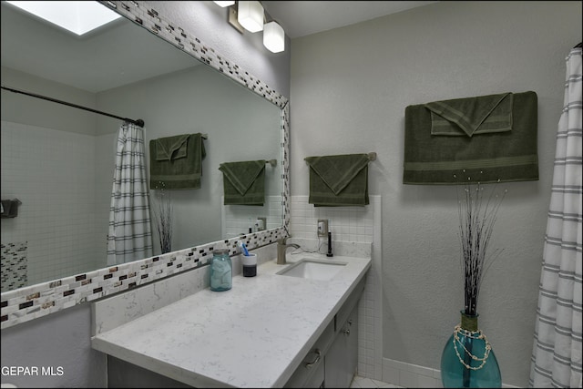 bathroom with backsplash and vanity