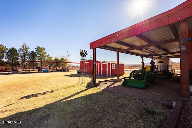 view of yard featuring an outbuilding