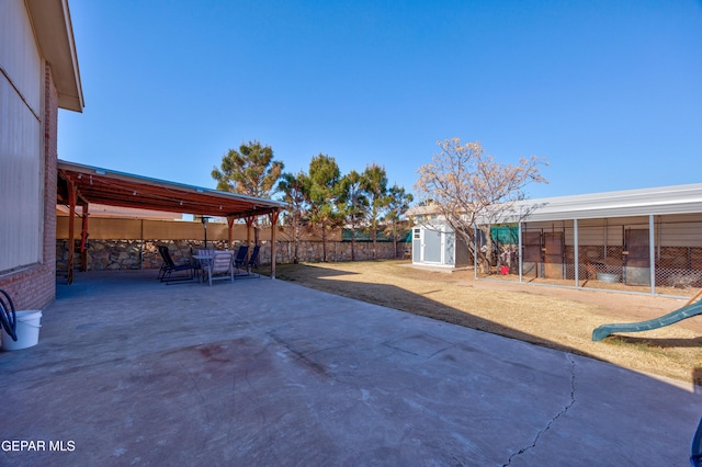 view of yard featuring a shed