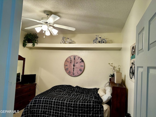 bedroom featuring ceiling fan and a textured ceiling