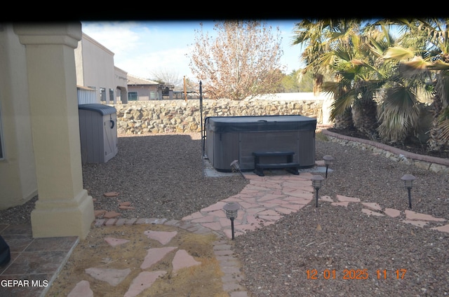 view of yard featuring a hot tub