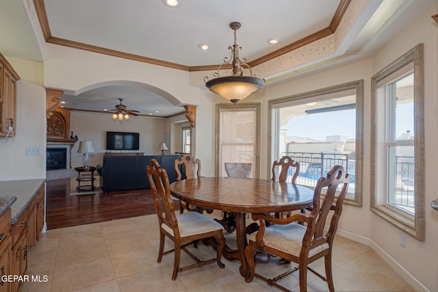 dining area featuring ceiling fan, crown molding, and plenty of natural light