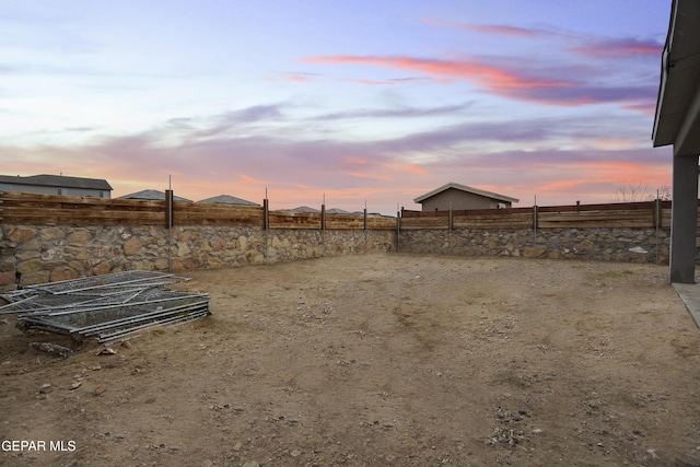 view of yard at dusk