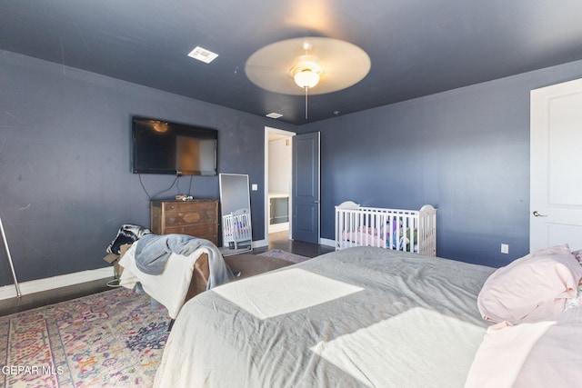 bedroom with ceiling fan