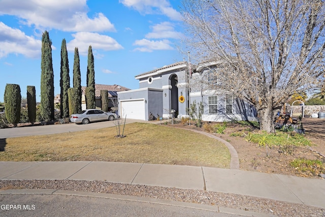 view of front facade featuring a garage