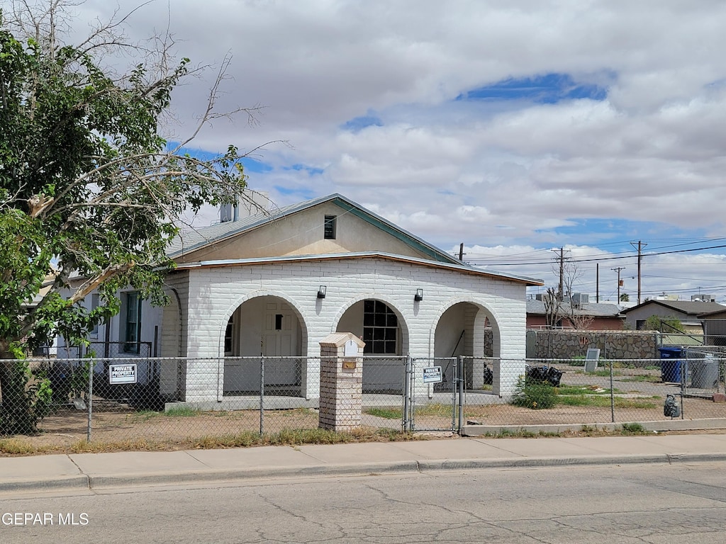 view of front of property featuring covered porch