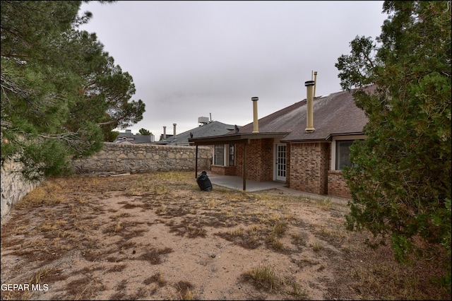 view of yard featuring a patio