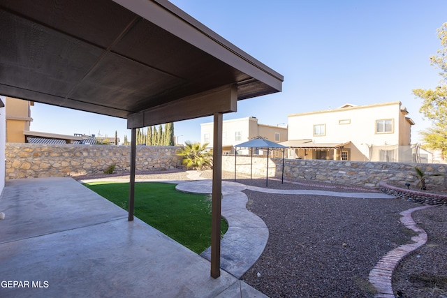 view of yard featuring a patio area