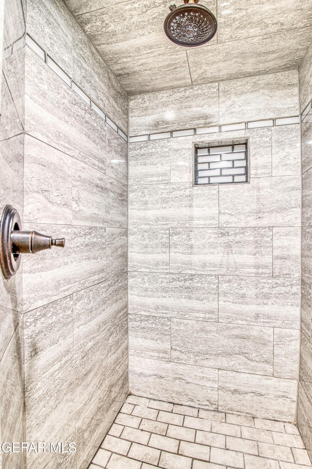 bathroom featuring a tile shower