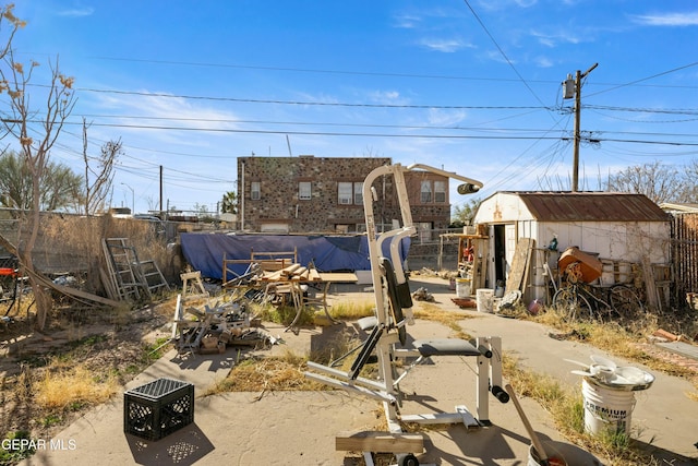 view of yard featuring a storage unit