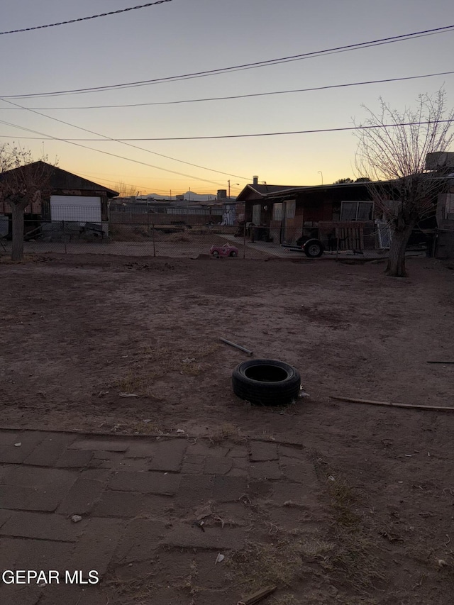 view of yard at dusk