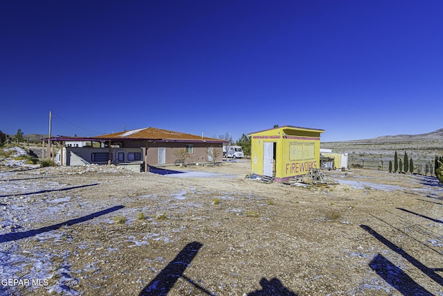 view of yard with a mountain view