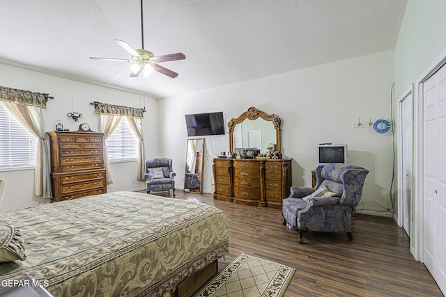 bedroom featuring ceiling fan, a textured ceiling, dark hardwood / wood-style floors, and a closet