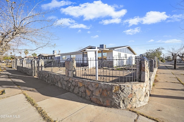 view of front facade with a fenced front yard