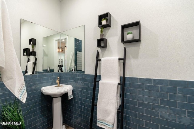 bathroom featuring tile walls