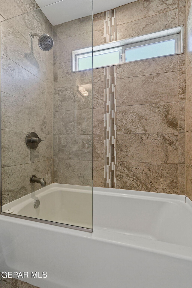 bathroom featuring tiled shower / bath combo