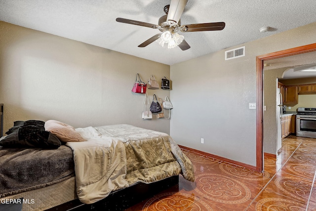 bedroom featuring fridge, a textured ceiling, and ceiling fan