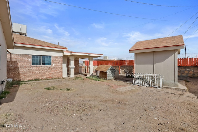 view of yard with a storage unit