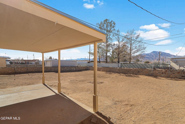 view of yard with a mountain view