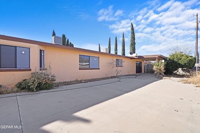 view of front facade with a carport