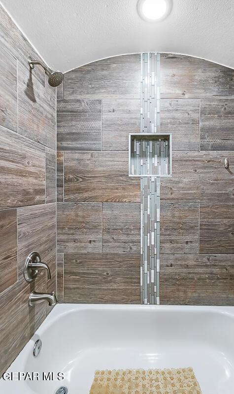 bathroom featuring tiled shower / bath