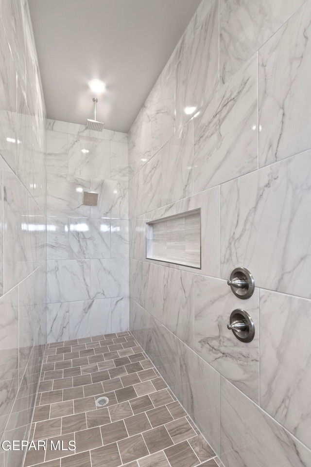 bathroom featuring tiled shower