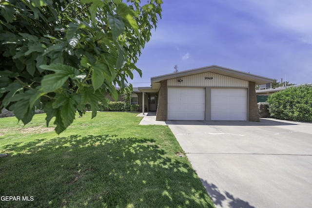 view of front of house featuring a front lawn and a garage