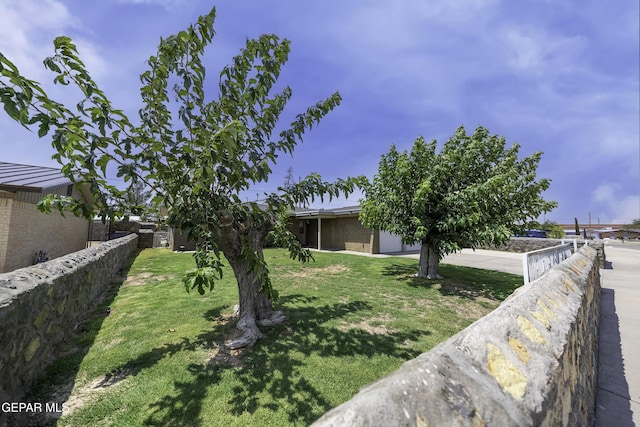 view of front facade featuring a front yard