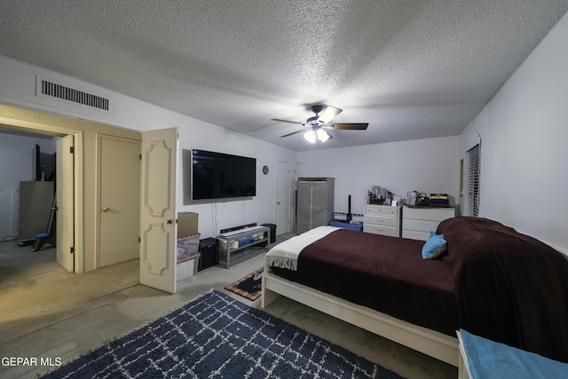 bedroom featuring ceiling fan and a textured ceiling