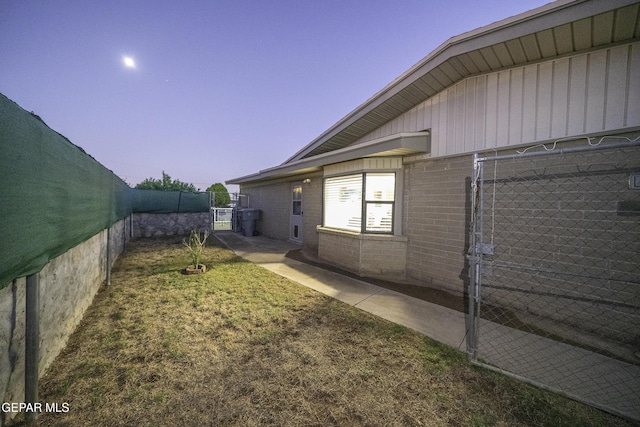 view of yard at dusk