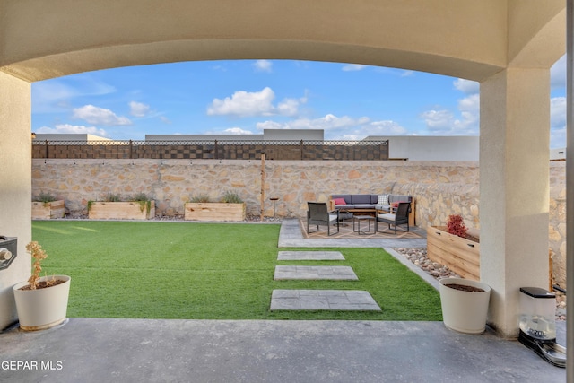 view of yard featuring an outdoor hangout area and a patio