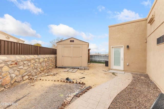 view of yard featuring a storage shed