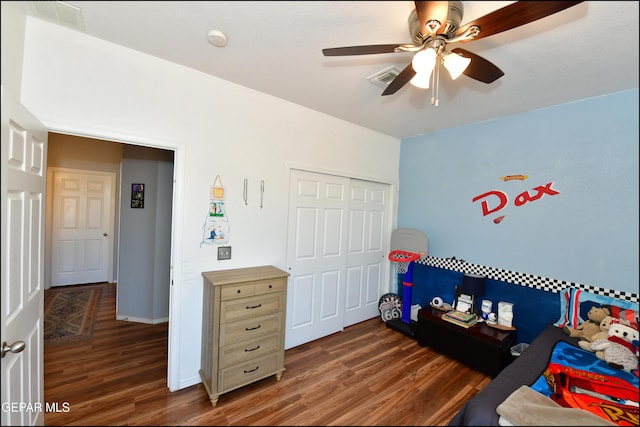 bedroom with dark wood-type flooring, a closet, and ceiling fan