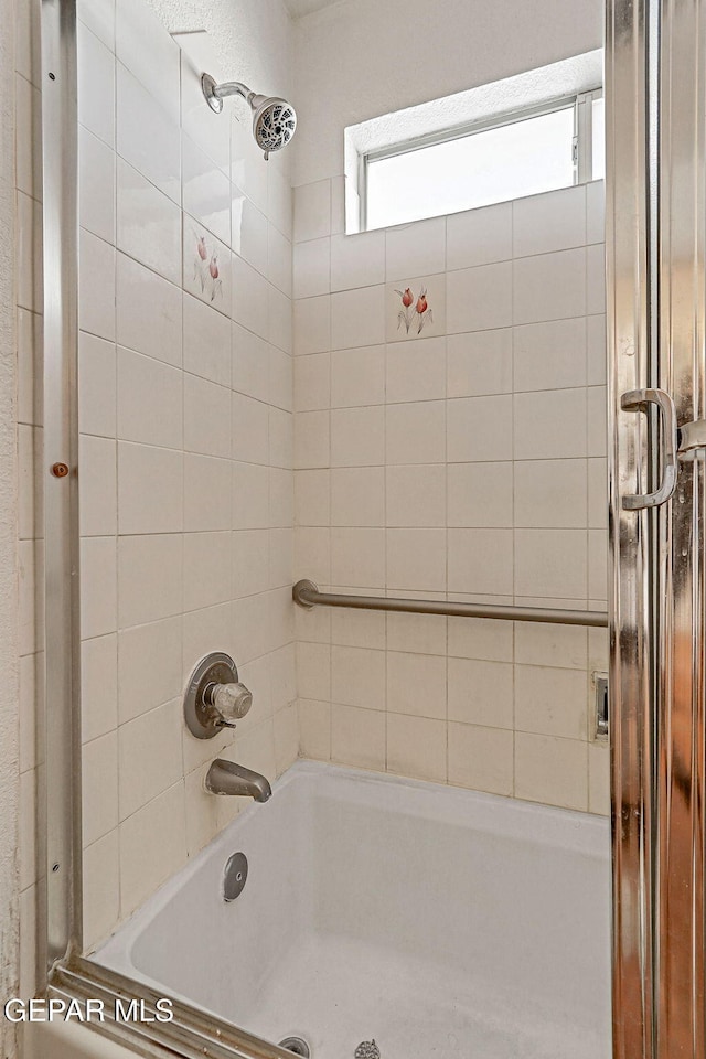 bathroom with tiled shower / bath