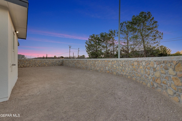 view of yard at dusk