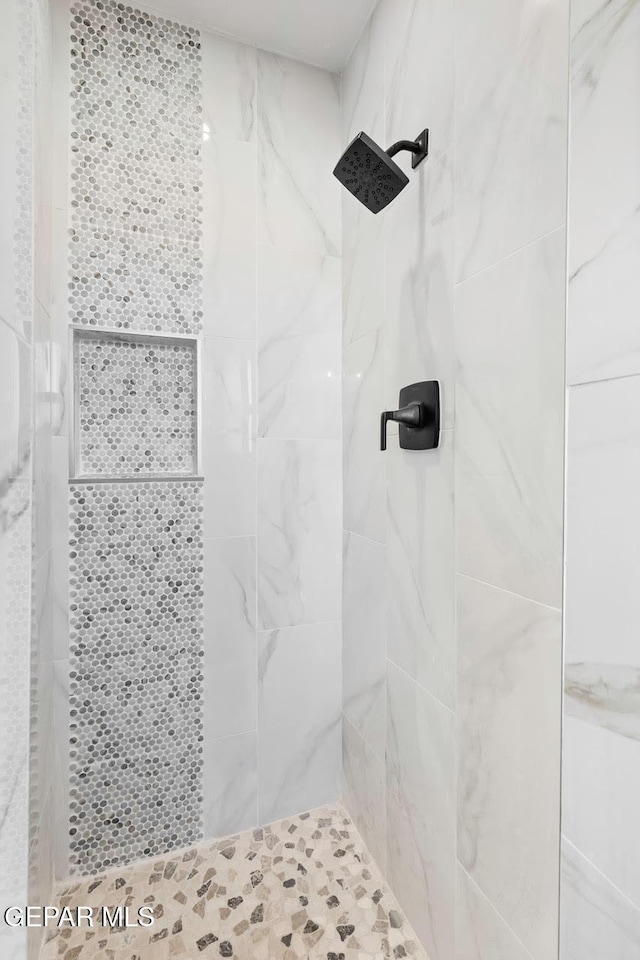 bathroom featuring a tile shower