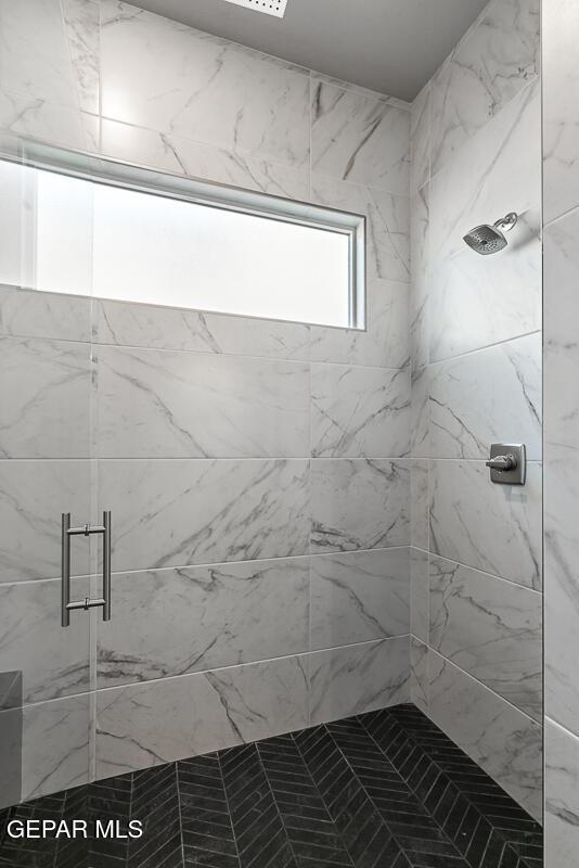 bathroom featuring tiled shower