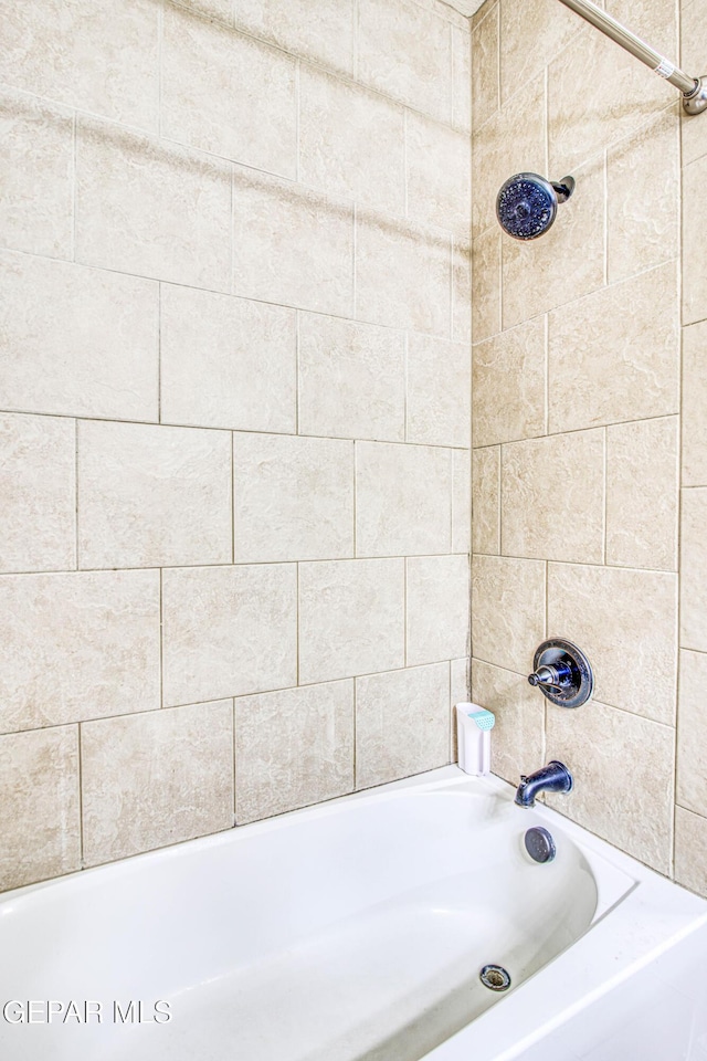 bathroom featuring tiled shower / bath combo