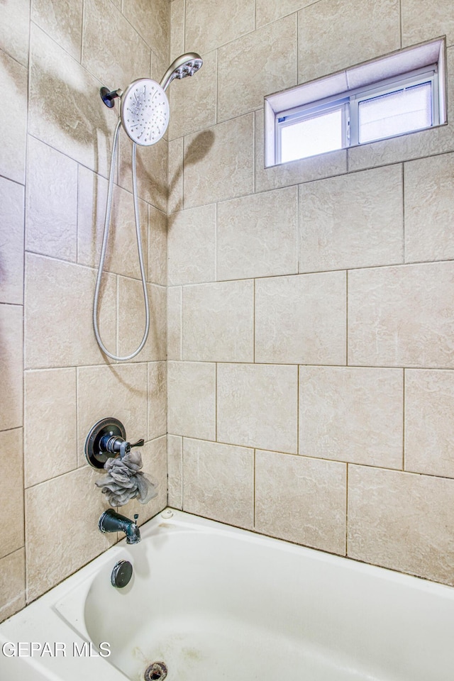 bathroom with tiled shower / bath combo