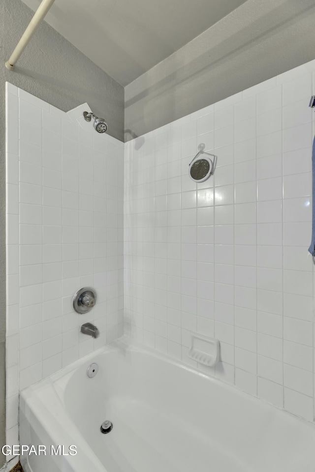 bathroom featuring tiled shower / bath combo