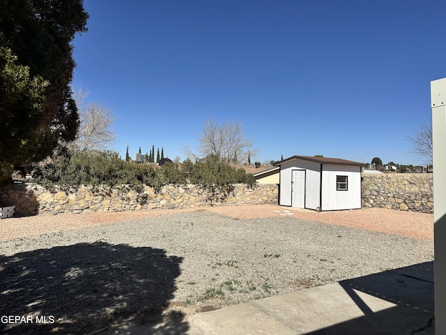 view of yard with a storage unit