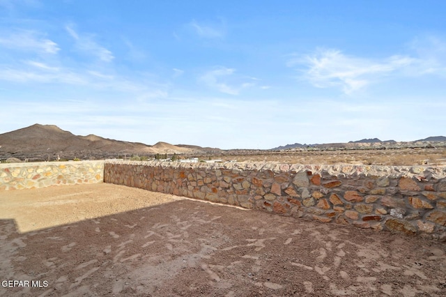 view of yard with a mountain view