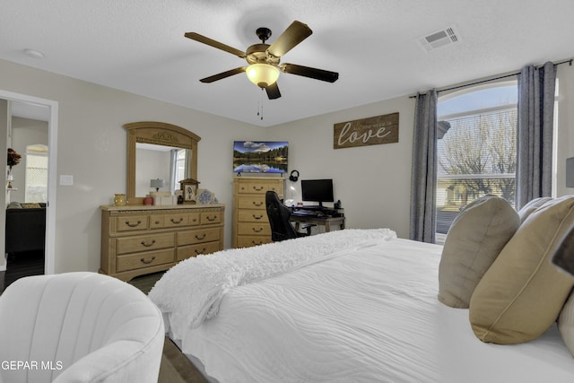 bedroom featuring ceiling fan and a textured ceiling